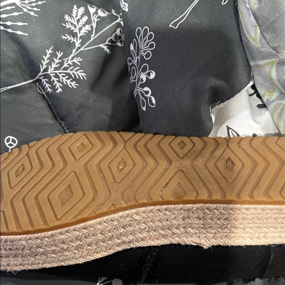 Toms Black Espadrille Slip-On Women's Shoes - Picture 5 of 5